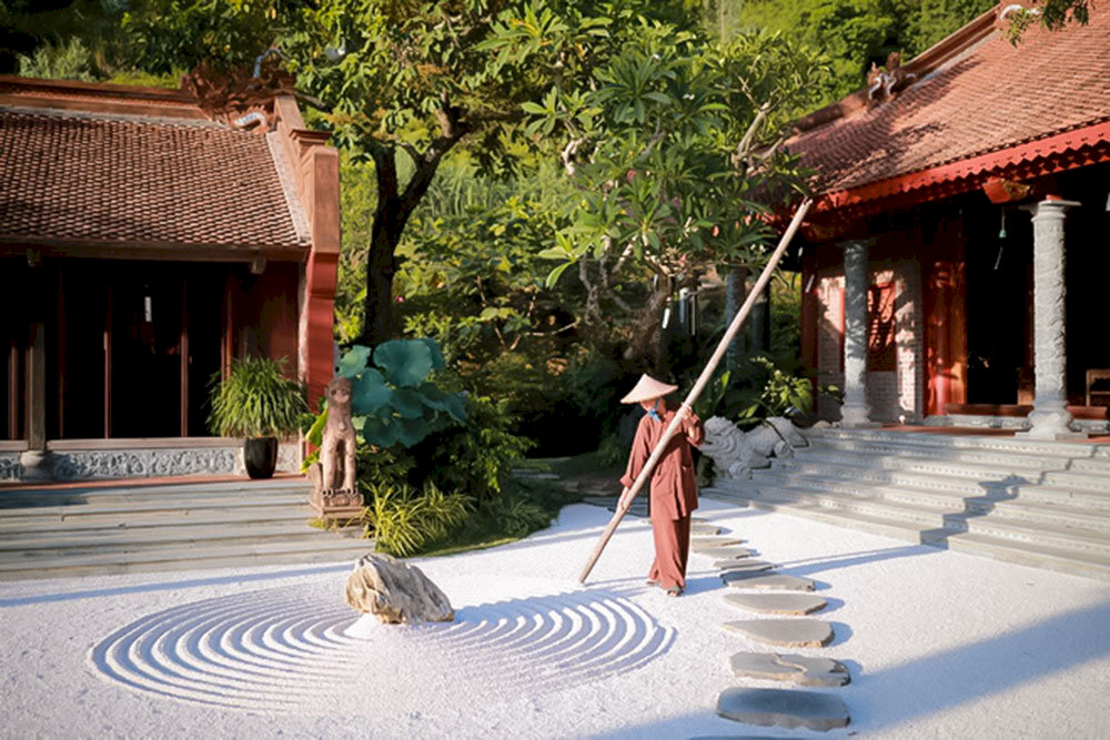 Sân sỏi trắng tinh khôi với 12 vòng tròn nhân duyên